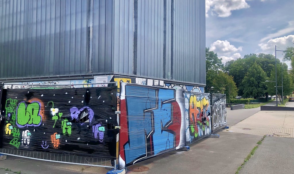 Im Rahmen des Graffiti-Workshops entstanden – legal – diese Arbeiten am Bauzaun der Bluebox auf dem Schützenplatz in Zeitz, die Jugendtreff werden soll. Daneben plant die Stadt einen BMX-Parcours, gegen den inzwischen viel Widerspruch laut wird.