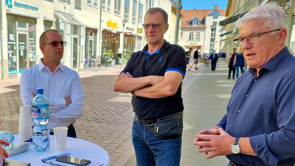 Beim „Speeddating zu Kommunalwahl“ der MZ-Lokalredaktion  am 15. Mai in der Fußgängerzone Wallstraße standen die heute zerstrittenen Achim Böttcher, Heiko Regner und  Peter Pesth   (v.l.) noch zusammen.