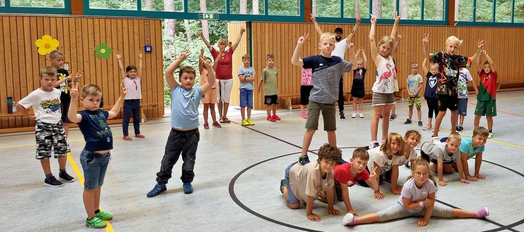 Beim Tanzprojekt der Grundschule Schönhausen haben hier die Zweitklässler in der Turnhalle geprobt. Die Kinder freuen sich auf viele Besucher.