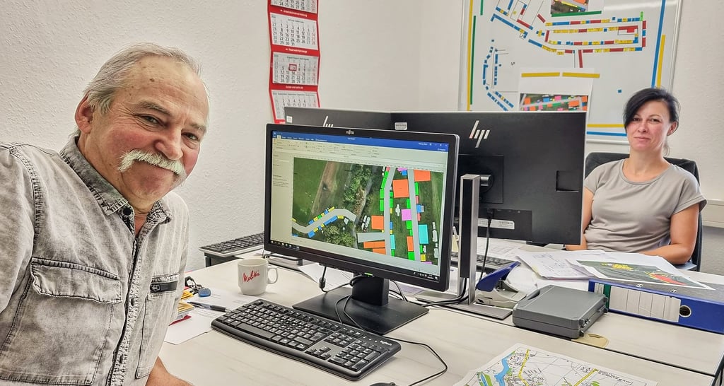 Der bisherige Marktmeister Dieter Härtwig und seine Nachfolgerin Jenny Wolff bereiten den Pferdemarkt 2024 vor. Mit einem neuen Computerprogramm lassen sich die Plätze maßstabsgetreu planen. Aber auch die analoge Tafel für den Schaustellerplatz mit über 100 Geschäften gibt es noch.