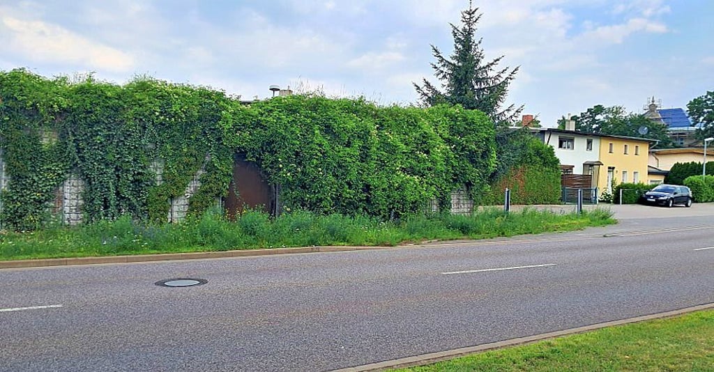 Die Lärmschutzwand in der Söker Straße hat ihre eigene Tür.