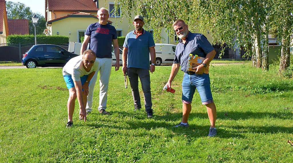 Der Peseckendorfer Ortsbürgermeister Jürgen Schlee (r.), Oscherslebens Fachbereichsleiter Bauen, Matthias Wilcke (2. v. l.) und weitere Mitstreiter begutachten im Vorfeld der MDR-Aktion unter anderem die Rasenfläche.