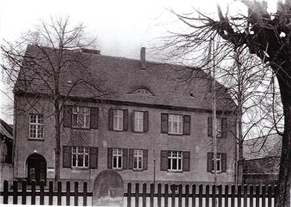 Ein Blick in die Geschichte der Lindstedter Schule. Die Aufnahme zeigt die alte Schule aus dem Jahr 1935.