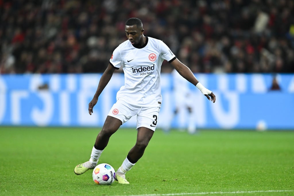 Der Abwehrspieler von Eintracht Frankfurt wechselt nach Paris zu PSG.