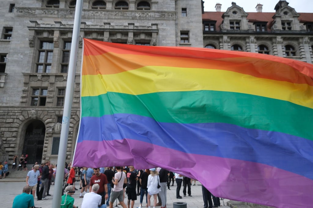 Mit dem Hissen der Regenbogenflagge startete die CSD-Woche in Leipzig.