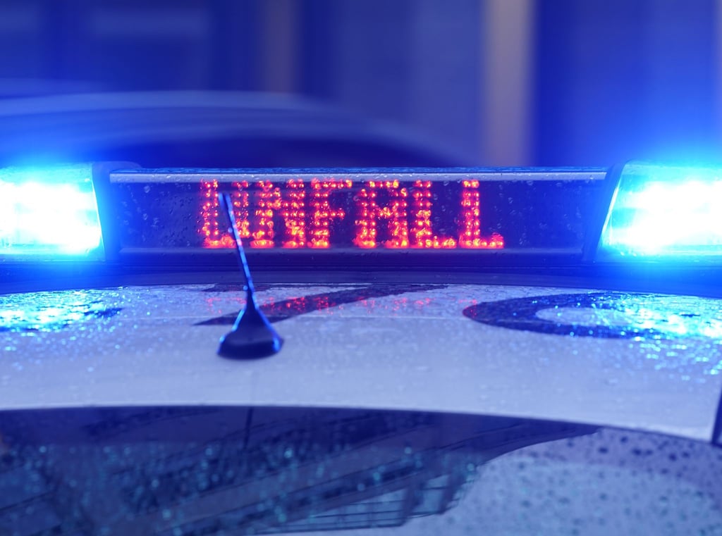 (Symbolbild) - Die Polizei musste die Seehausener Allee für drei Stunden sperren.