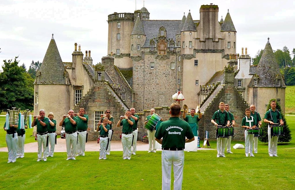 Beeindruckende Kulisse: Der Spielmannszug aus Bernburg musiziert in Schottland vor einem Schloss.