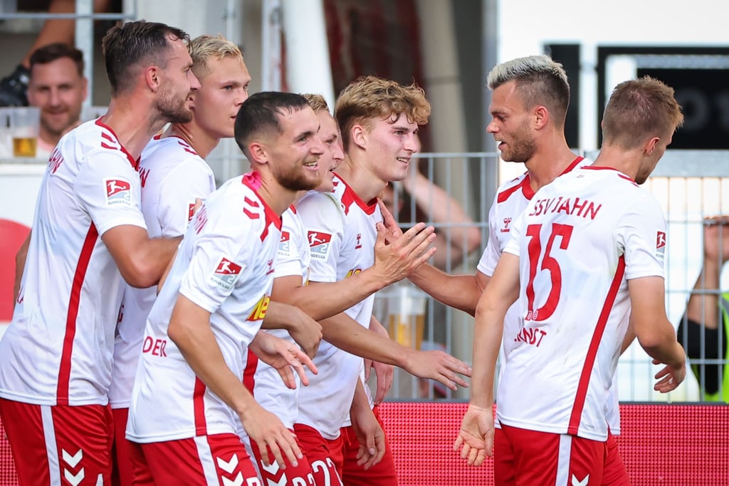 Regensburger Torjubel mit 1:0-Schütze Dominik Kother (M.).