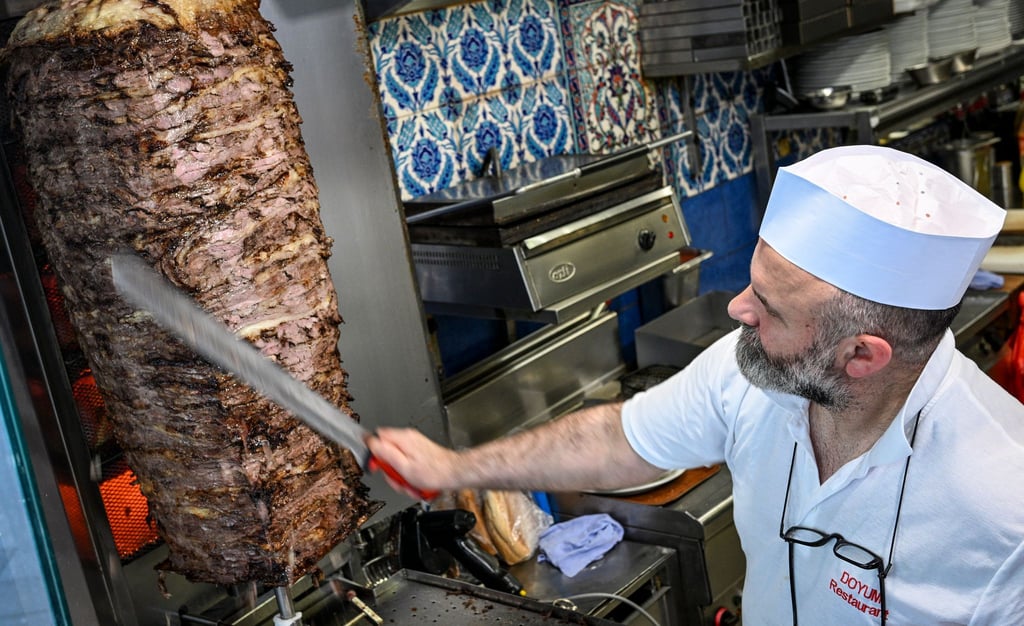 Um den Spieß geht's: Nach dem Willen eines türkischen Verbands soll die Dönerherstellung künftig klar reglementiert werden. (Archivbild)