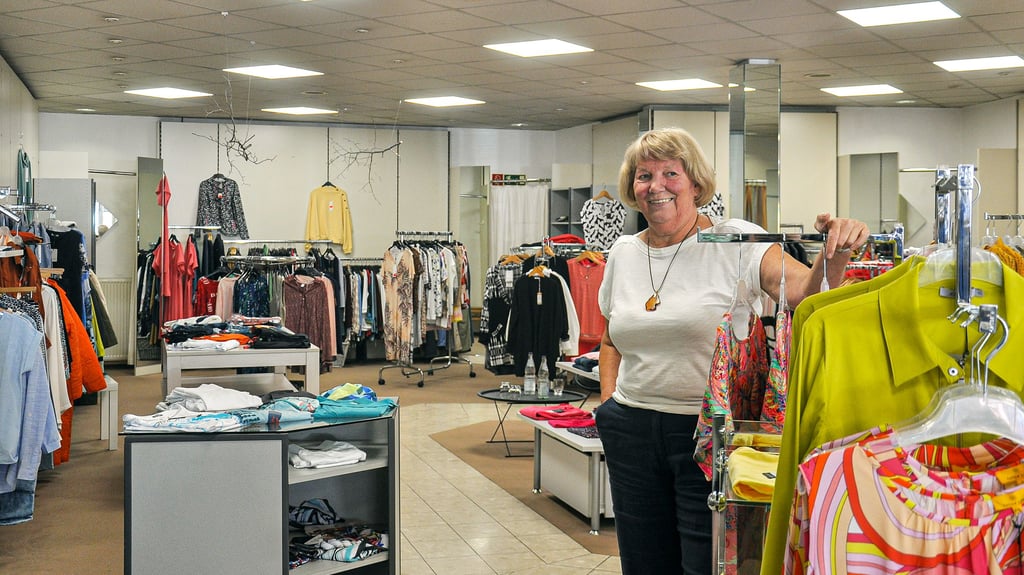 Der Laden „Trendmode Maurer“ in Osterburg (Landkreis Stendal) schließt. Inhaberin Heiderose Maurer geht mit fast 70 Jahren in den Ruhestand.