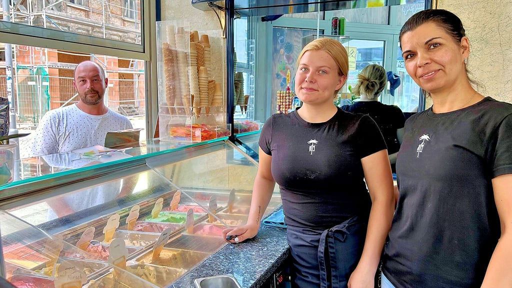 Im Eis-Café am Postplatz stehen Maxim Bogomolov, Ilona Kravchenko und Nadja Naboichenko.