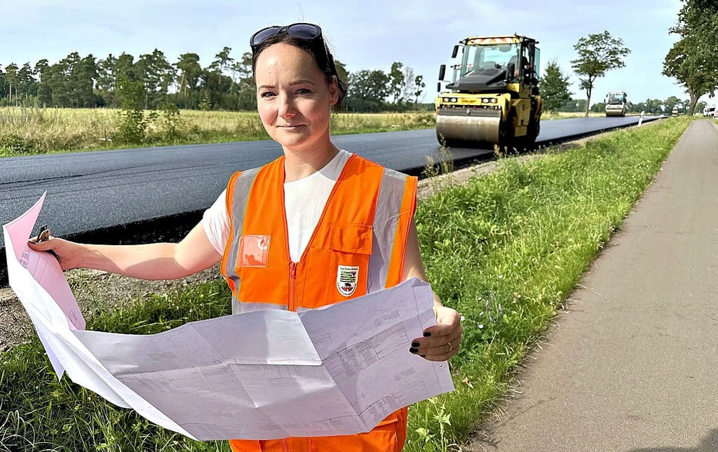 Gesine Braun, Regionalbereichsleiterin des Landesstraßenbaubehörde, an der B1-Baustelle bei Parchen.
