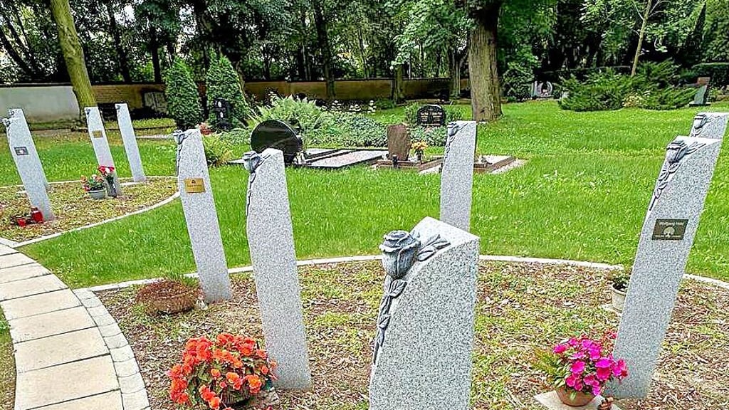 So sehen die Stelen auf dem Sangerhäuser Friedhof aus. Zwölf weitere sollen nun hinzukommen.