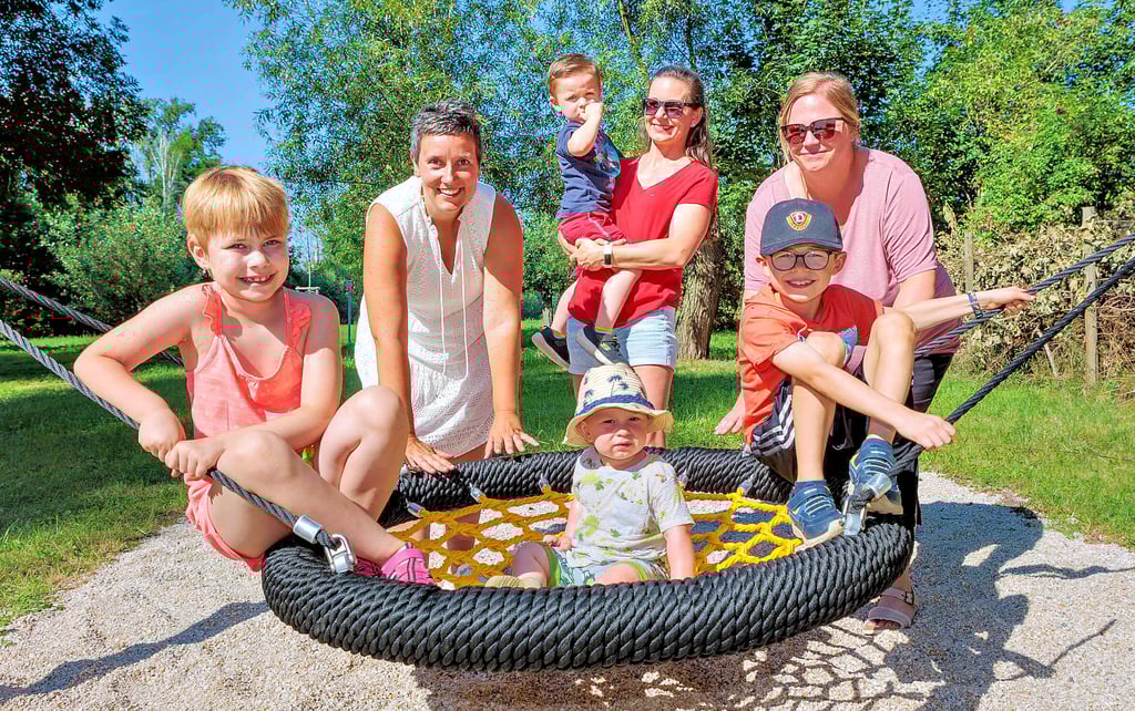 Auf Initiative von Eltern aus dem Verein Lumpazis wurde der Spielplatz in Predel aufgewertet. Die Nestschaukel ist eines der neuen Geräte.