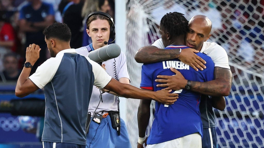 RB-Profi Castello Lukeba mit Frankreichs Olympia-Nationaltrainer Thierry Henry.