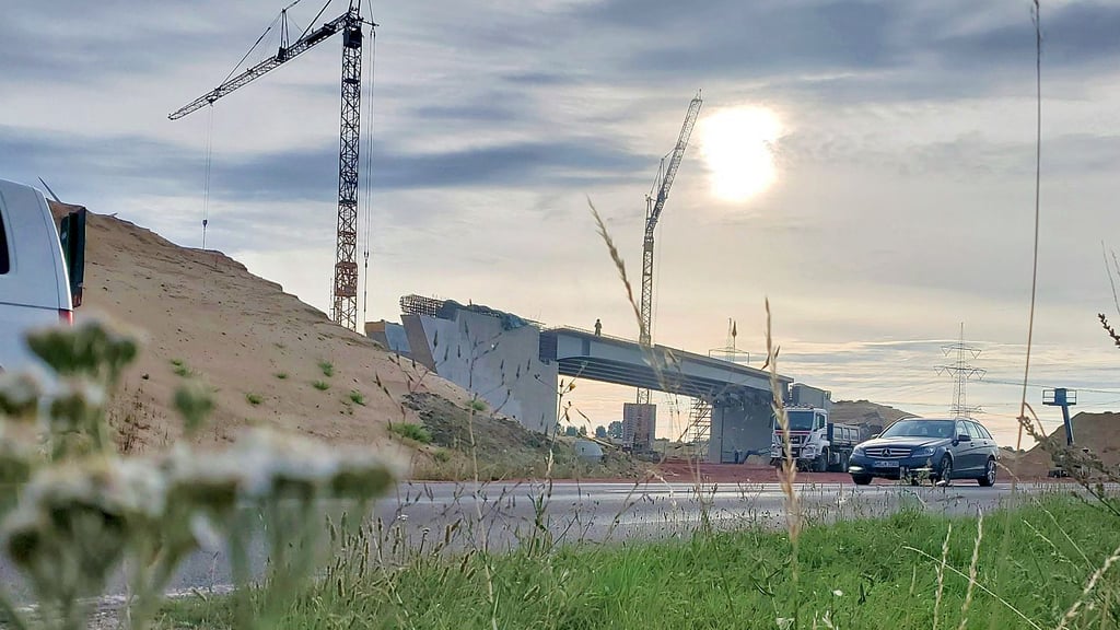 Der Bau der A14 in Samswegen geht sichtlich voran. Nun werden die ersten Brückenteile gesetzt und sorgen für Einschränkungen im Verkehr.