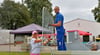 Helfer bei der Vorbereitung des Triathlons in  Oschersleben: Die Unterstützung vieler Freiwilliger macht das Event erst möglich.