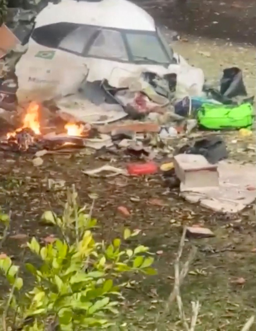 Dieser Ausschnitt aus einem Video zeigt Wrackteile eines Flugzeugs, das neben einem Haus im brasilianischen Vinhedo abgestürzt ist.