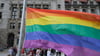 Mit dem Hissen der Regenbogenflagge startete die CSD-Woche in Leipzig.