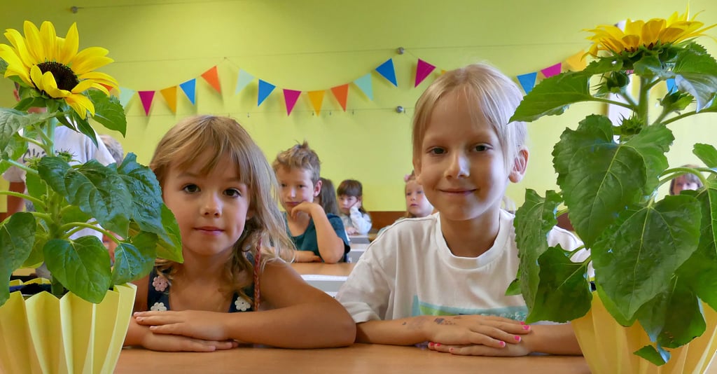 Mara und Lia, die die Grundschule Elbkinderland in Elster besuchen, sind die ersten Erstklässler, die eine Sonnenblume bekommen.