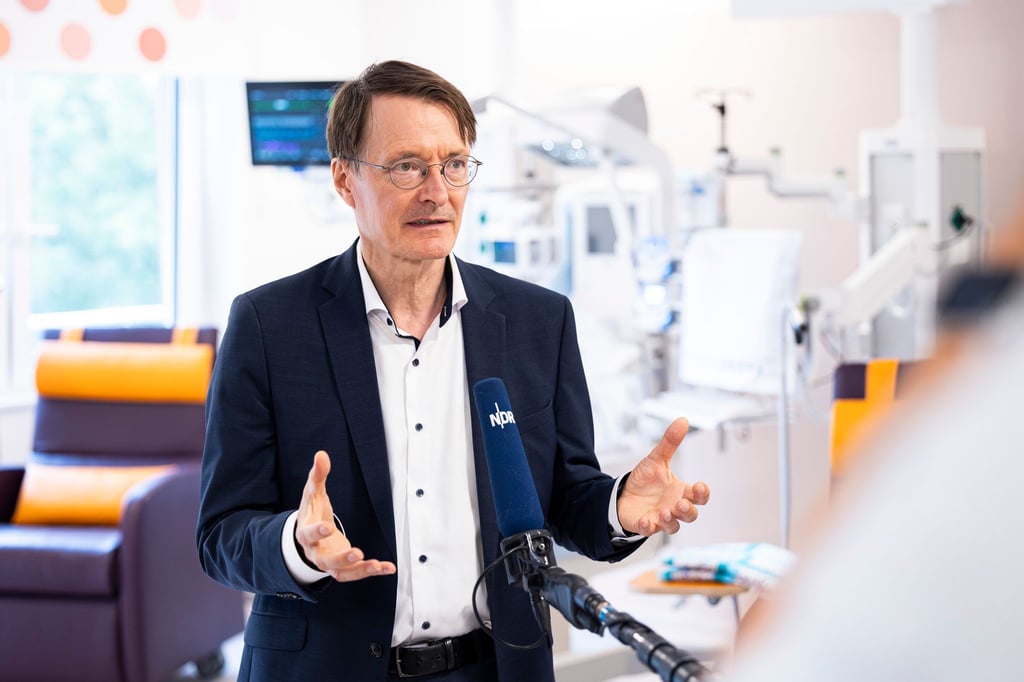 Das RKI gibt Empfehlungen, die politische Verantwortung liegt beim Ministerium, sagt Gesundheitsminister Lauterbach.