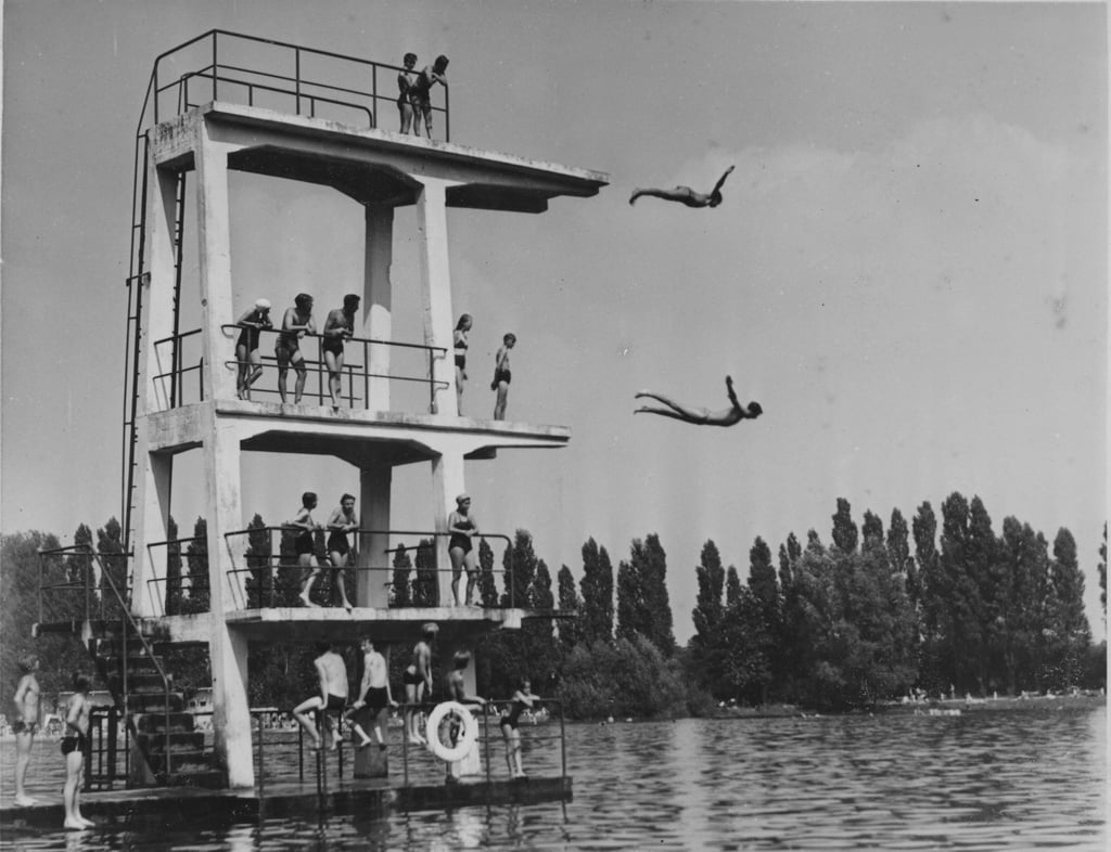 Eine Aufnahme vom Stadion Neue Welt in Magdeburg vom 23. August 1955. Nach den Schwimm-Europameisterschaften diente es als Freibad.