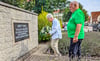 SPD-Politikerin Ute Fischer aus Leuna nahm am Gedenken in Spergau teil und legt gemeinsam mit dem Niederländer Horst Heydenreich Blumen nieder. Heydenreich hat die neue Stolperschwelle gestiftet, die am ehemaligen Eingang zum Arbeitserziehungslager in Zöschen eingeweiht wurde.