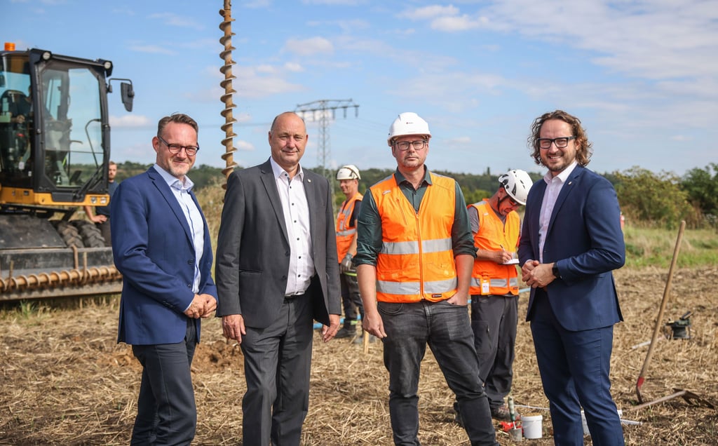 In Merseburg-Süd hat es die ersten Bohrungen für vorbereitenden Arbeiten für den Chemiepark Merseburg-Süd (Leuna III) gegeben. Vor Ort waren (von links nach rechts) Tino Haring, Geschäftsführer Kreisentwicklungsgesellschaft Saalekreis, Hartmut Handschak, Landrat Landkreis Saalekreis, Eyk Hasselwander, Geschäftsführer der G.U.T.- Gesellschaft für Umweltsanierungstechnologie mbH und Sebastian Müller-Bahr, Oberbürgermeister Merseburg.