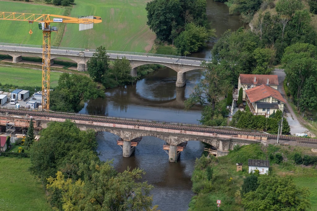 Die Bahnbrücke nahe Saaleck.