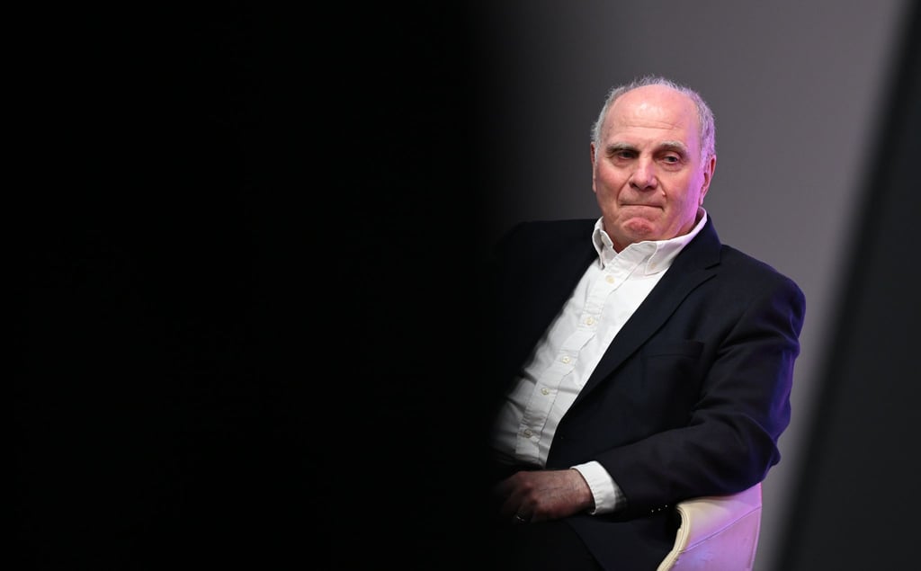 Uli Hoeneß schimpft gegen UEFA- und FIFA-Funktionäre.