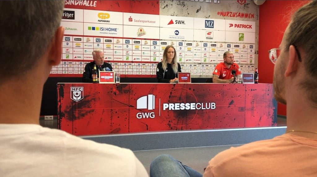 Marc Zimmermann spricht bei einer Pressekonferenz vor dem Spiel zwischen HFC und Erfurt.