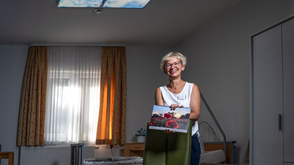 Yvonne Heuwoldt, 56, aus Halberstadt, im Harz Hospiz in Quedlinburg. Seit 2021 ist sie hier Hospizbegleiterin. Mit Erlösen aus ihrem Fotokalender konnte das Haus Deckenbilder für seine Zimmer beschaffen.