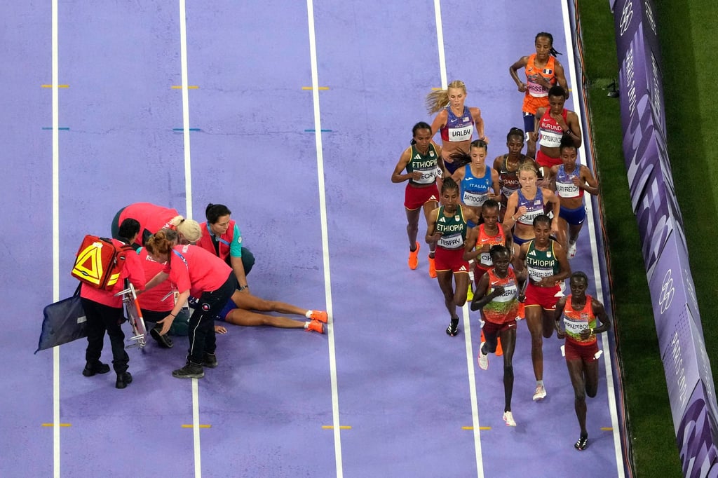 Alessia Zarbo wird während des Finals über 10.000 Meter behandelt.