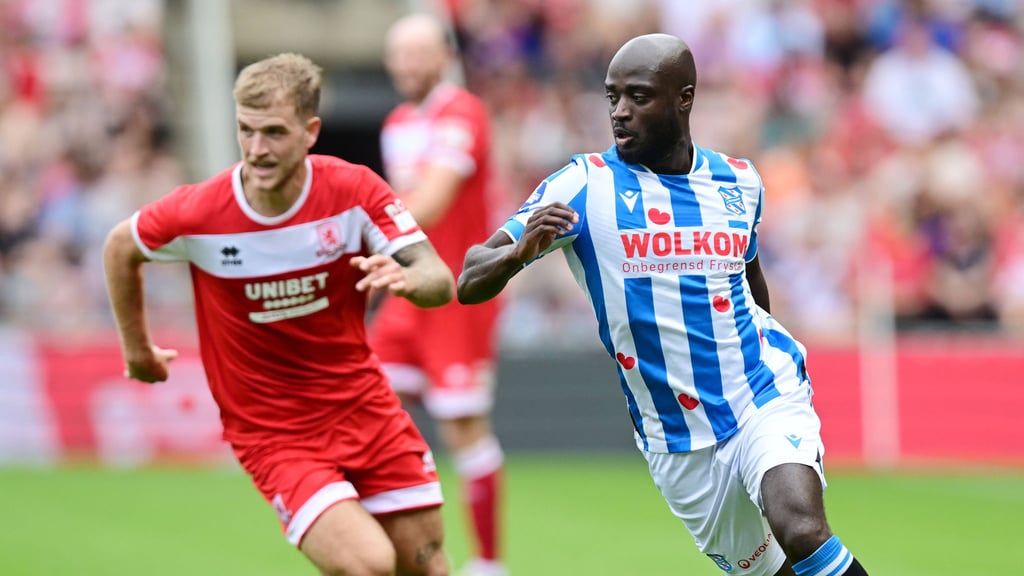 Amara Condé (r.) spielt seit Sommer 2024 beim SC Heerenveen und machte offenbar sofort auf sich aufmerksam.