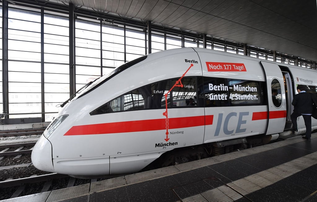 Fahrgäste in ICEs auf der Strecke München-Berlin müssen sich weiter auf Verspätungen und Halte-Ausfälle einstellen. (Archivbild)