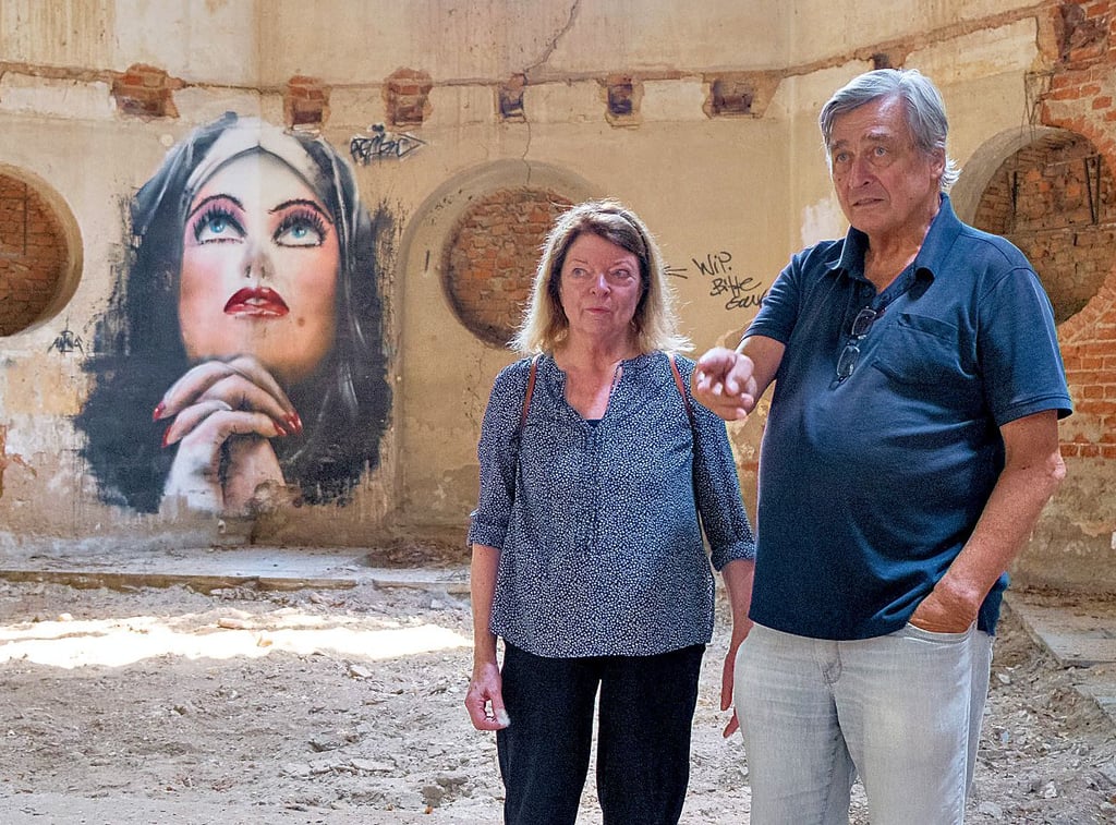 Angelika und Arno Dörrscheidt haben die ruinöse Nikolaikirche in Zeitz vor gut einem Jahr ersteigert. Sanierungsarbeiten laufen derzeit auf dem Dach. Zum Tag des offenen Denkmals kann das Haus besucht werden.