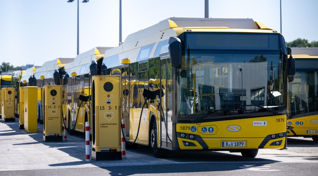 Berlins Grüne warnen davor, die Umrüstung der Busflotte auszubremsen. (Archivfoto)