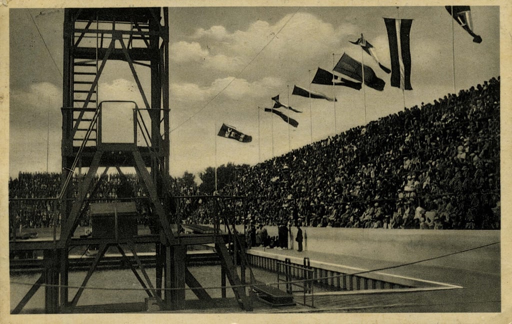 Ein Blick auf das Stadion Neue Welt in Magdeburg zur Schwimm-Europameisterschaft 1934. Etwa 15.000 Zuschauer kamen die Tage insgesamt nach Magdeburg.