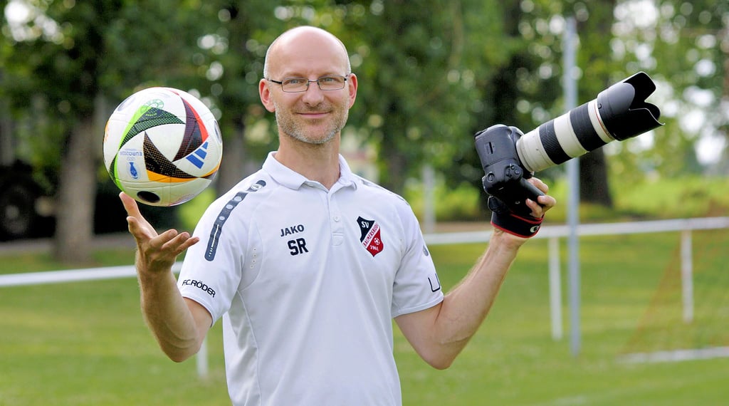 Der auch selbst noch kickende Fußball-Funktionär mit der Foto- und Videokamera: Silvio Rockstroh ist Präsident des Baumersrodaer Sportvereins.