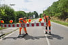   Die Millionenbrücke bröckelt: Hier sperren die Mitarbeiter des Bauhofes Eisleben, Carsten Zöllner und Max Krey, gerade die Straße von Eisleben nach Wimmelburg. T