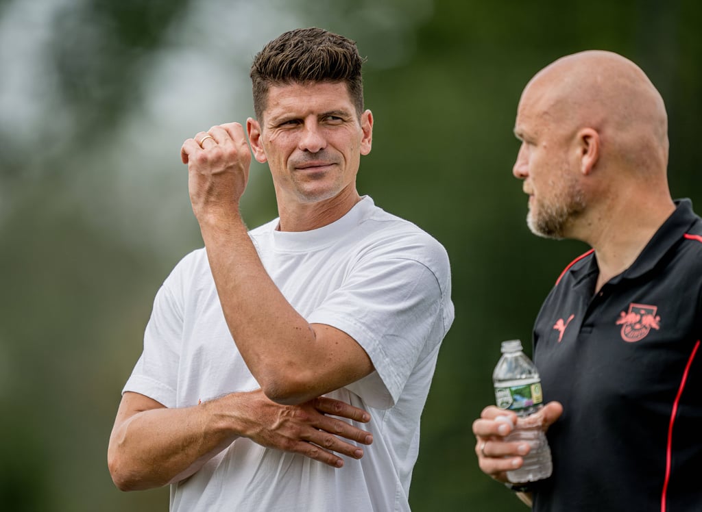 Mario Gomez hier mit Sportdirektor Rouven Schröder.