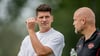 Mario Gomez hier mit Sportdirektor Rouven Schröder.