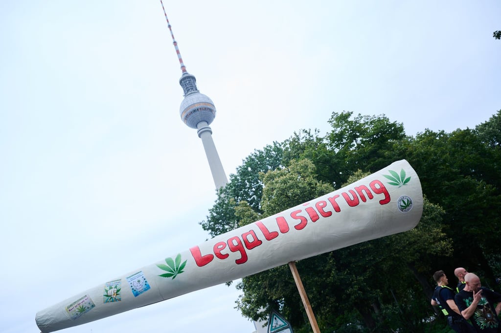 Im Sommer 2023 demonstrierten auf der Hanfparade in Berlin noch Hunderte für die Legalisierung von Cannabis - auch mit diesem übergroßen Joint-Nachbau auf einem Wagen. (Archivbild)