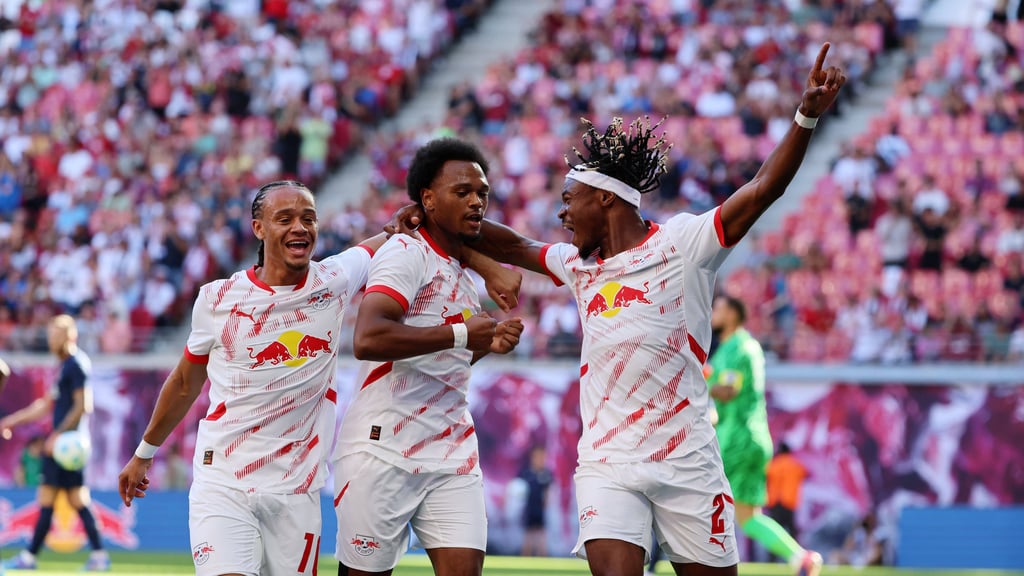 Xavi (l.) und Mo Simakan (r.) feiern den 1:0-Treffer von Lois Openda.