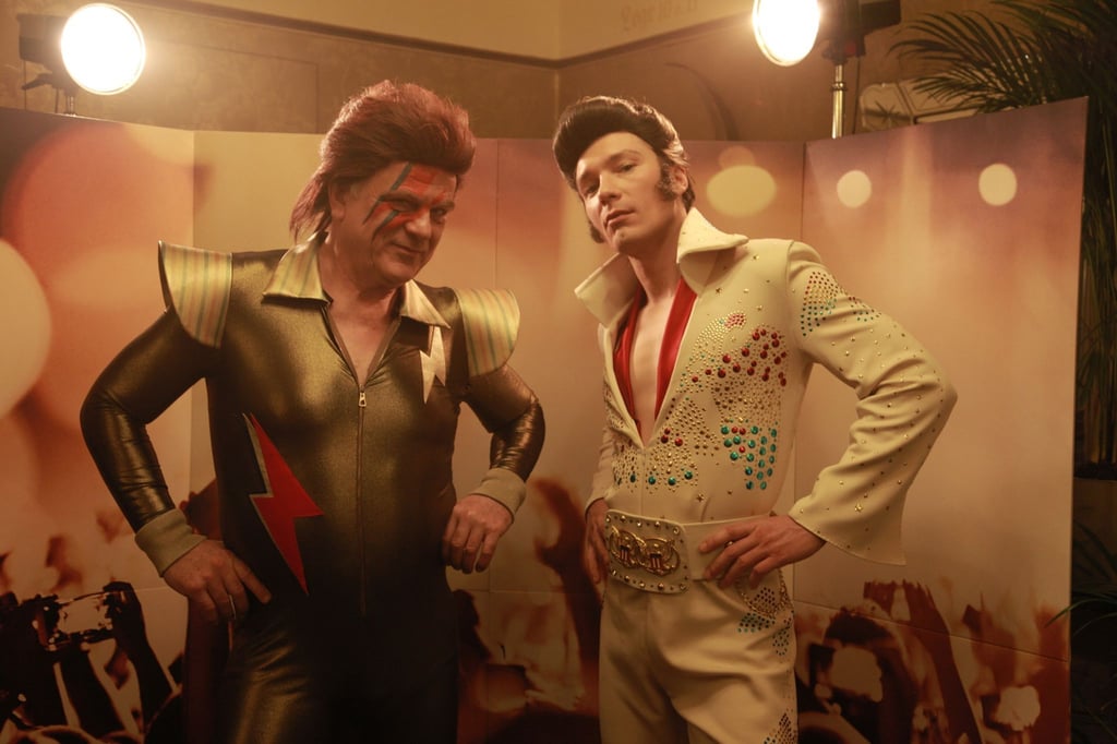 Vincent Kowalski als David Bowie (Bernhard Schütz, l.) und Nils Forsberg als Elvis (Jacob Matschenz, r.) bereiten sich auf ihren Auftritt vor,