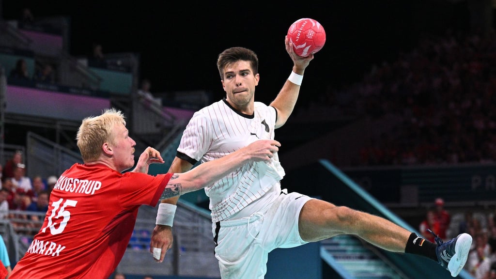 Ex-SCM Spieler Renars Uscins (M) kommt gegen Magnus Saugstrup von Dänemark zum Wurf.