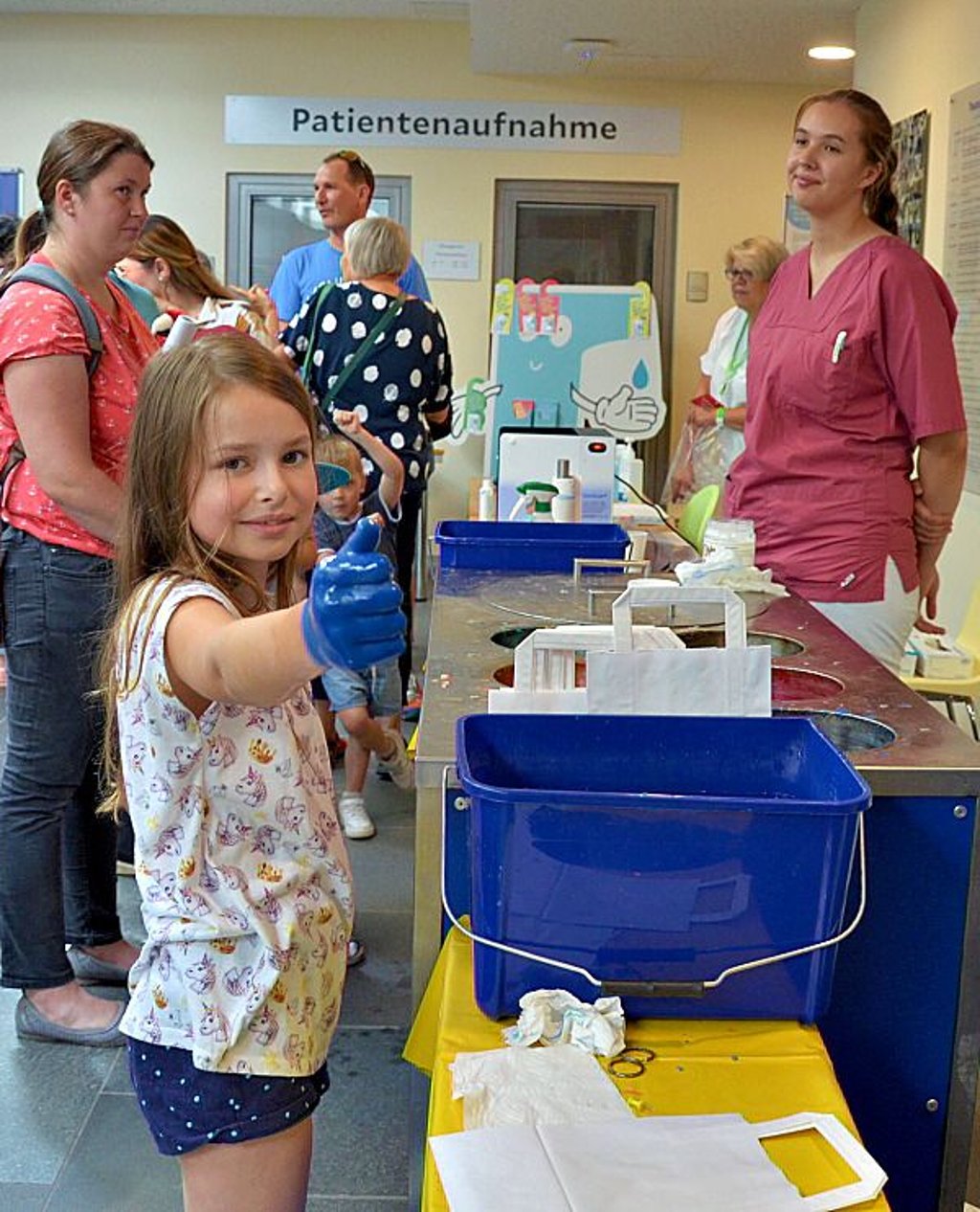 Charlotte, 9 Jahre aus Oschersleben, zeigt ihre Wachshand an einem der Aktionsstände in der Bördeklinik Neindorf
