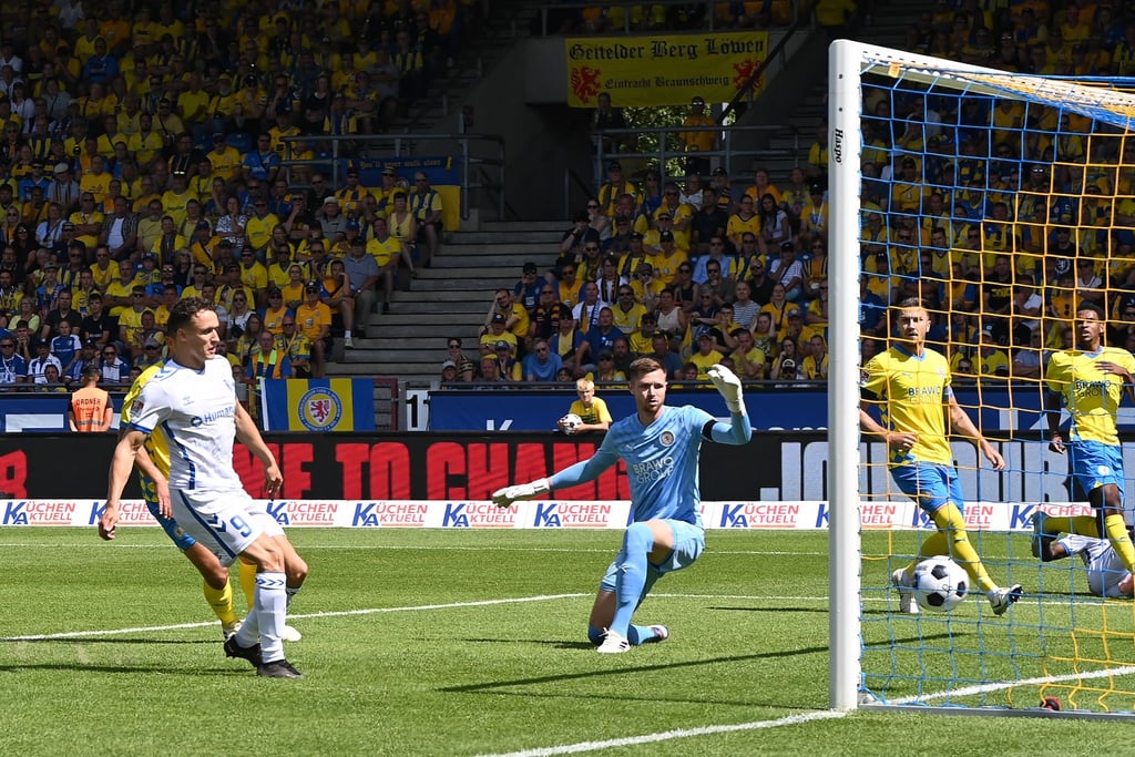 Frühes Tor für Magdeburg: Der neue Stürmer Martijn Kaars trifft zum 1:0 in Braunschweig.