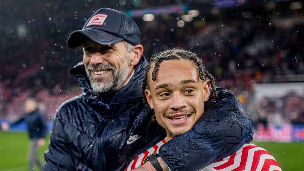 Xavi Simons (r.) mit RB-Trainer Trainer Marco Rose.