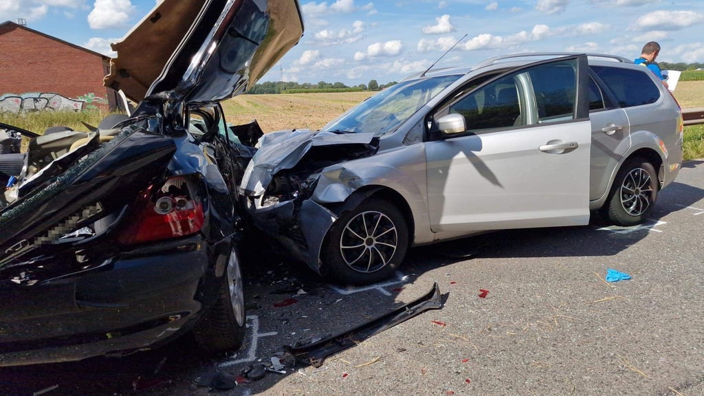 Zwei Männer sind bei einem Unfall auf der Bundesstraße 213 in Cloppenburg ums Leben gekommen. Weitere Menschen wurden verletzt.